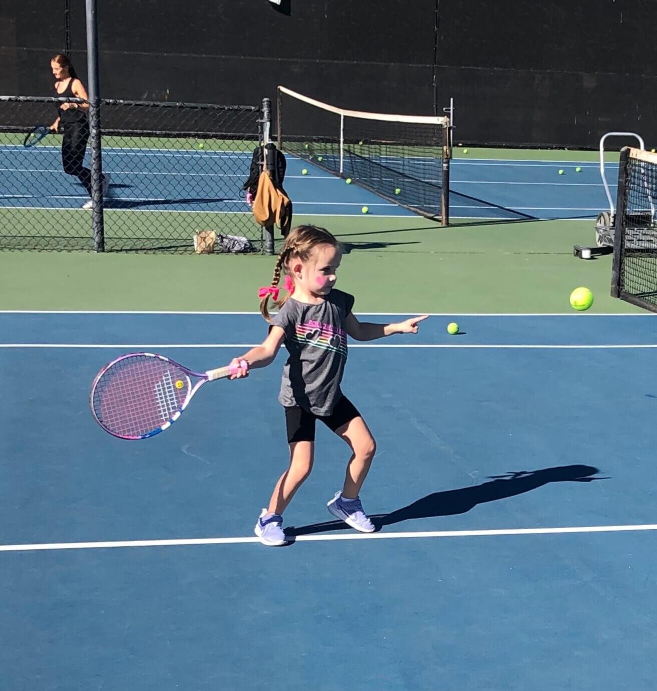 What is the junior tennis program at the Paseo Club?